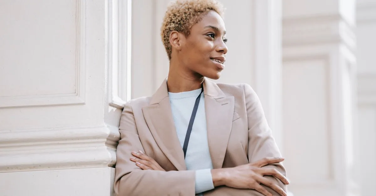 découvrez comment styliser un blazer beige pour un look chic et élégant, parfait pour toutes les occasions.