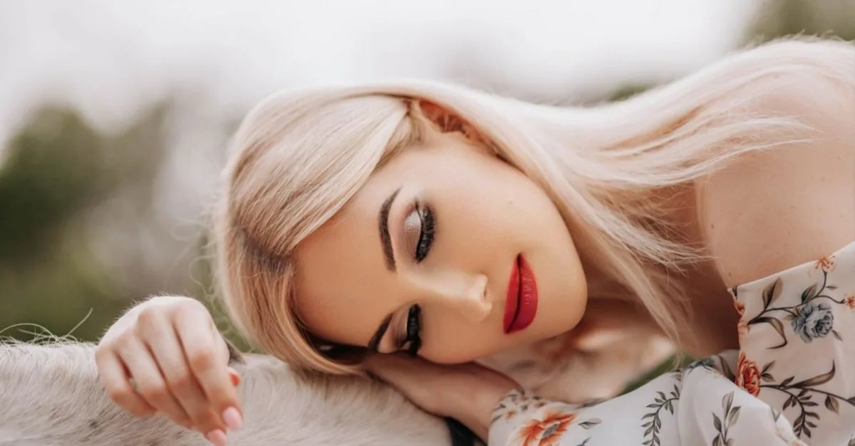 découvrez un maquillage élégant parfaitement assorti à une robe rouge pour un look sophistiqué et captivant.