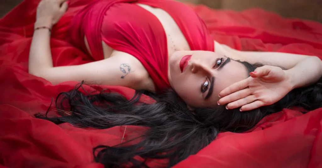découvrez un maquillage élégant parfaitement assorti à une robe rouge, pour un look sophistiqué et captivant en toutes occasions.