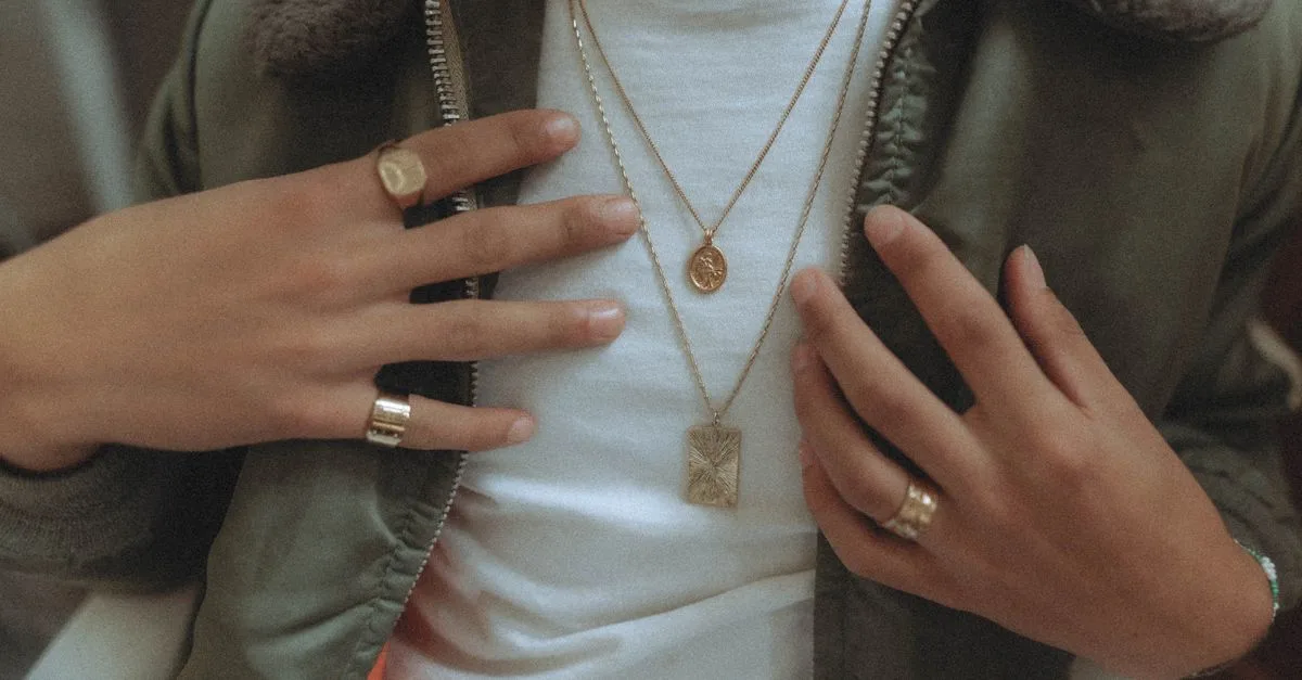 découvrez comment sublimer votre tenue noire avec des bijoux en or élégants et sophistiqués pour un style chic et intemporel.