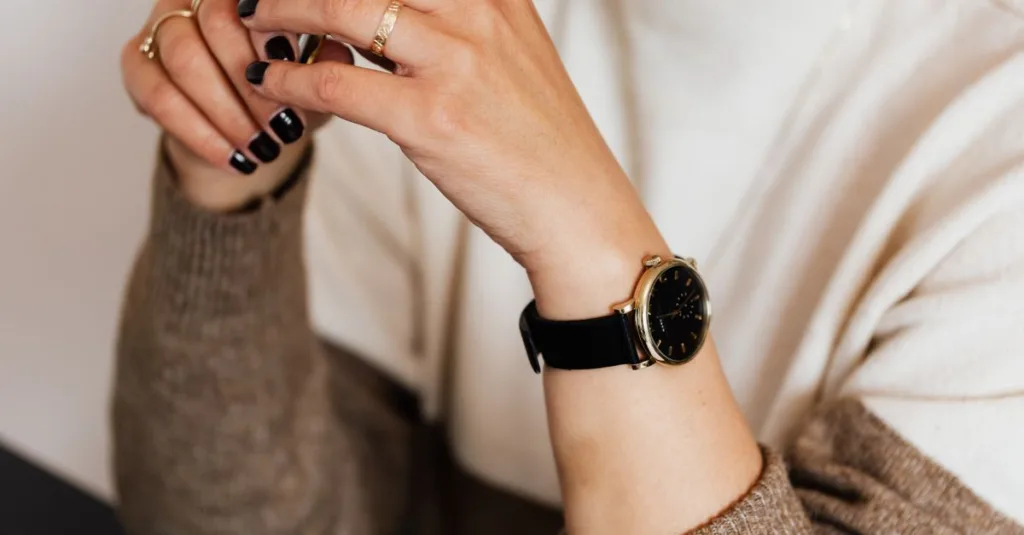 découvrez comment sublimer votre tenue noire avec des bijoux en or élégants pour un style chic et sophistiqué.