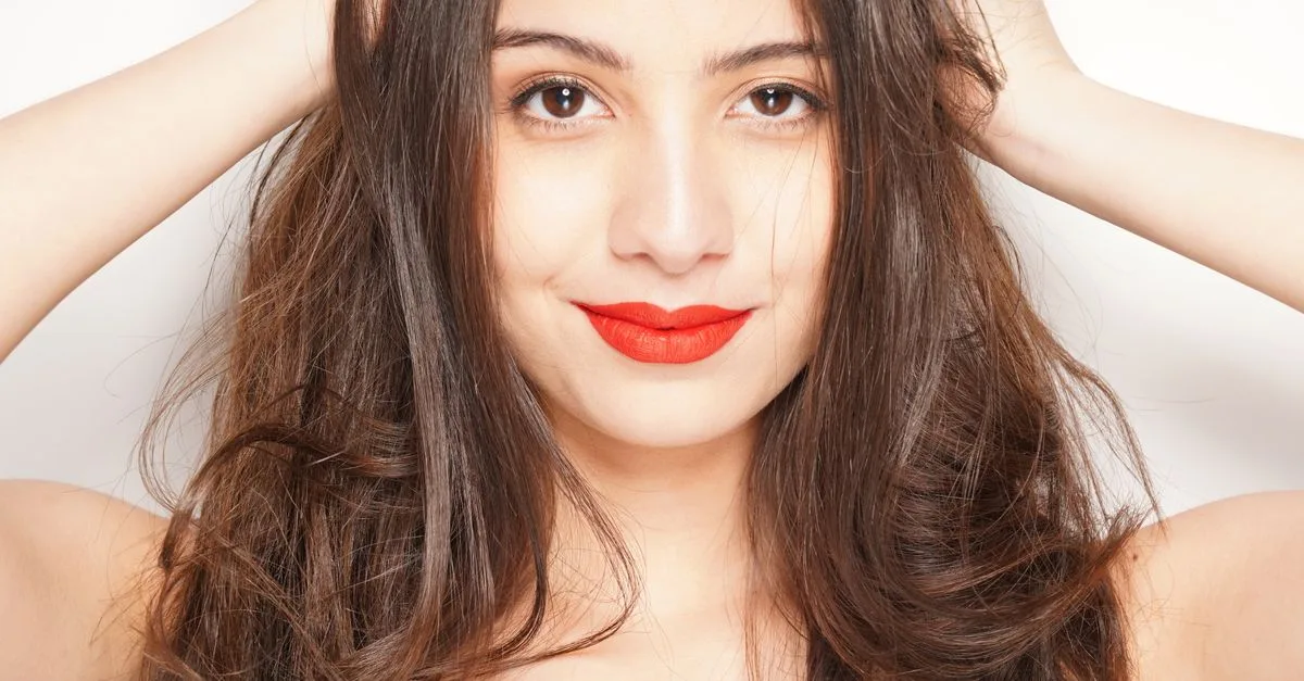 découvrez la couleur de rouge à lèvres idéale pour sublimer les cheveux bruns et les yeux verts, avec des conseils pour un maquillage parfait et harmonieux.