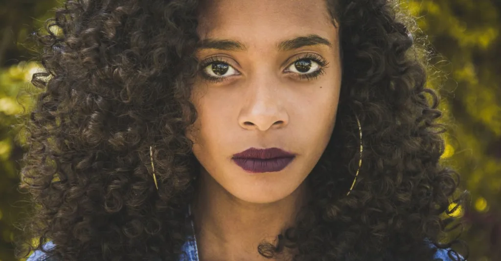 découvrez les meilleures couleurs de rouge à lèvres pour sublimer les cheveux bruns et les yeux verts, et trouvez la teinte parfaite pour mettre en valeur votre beauté naturelle.