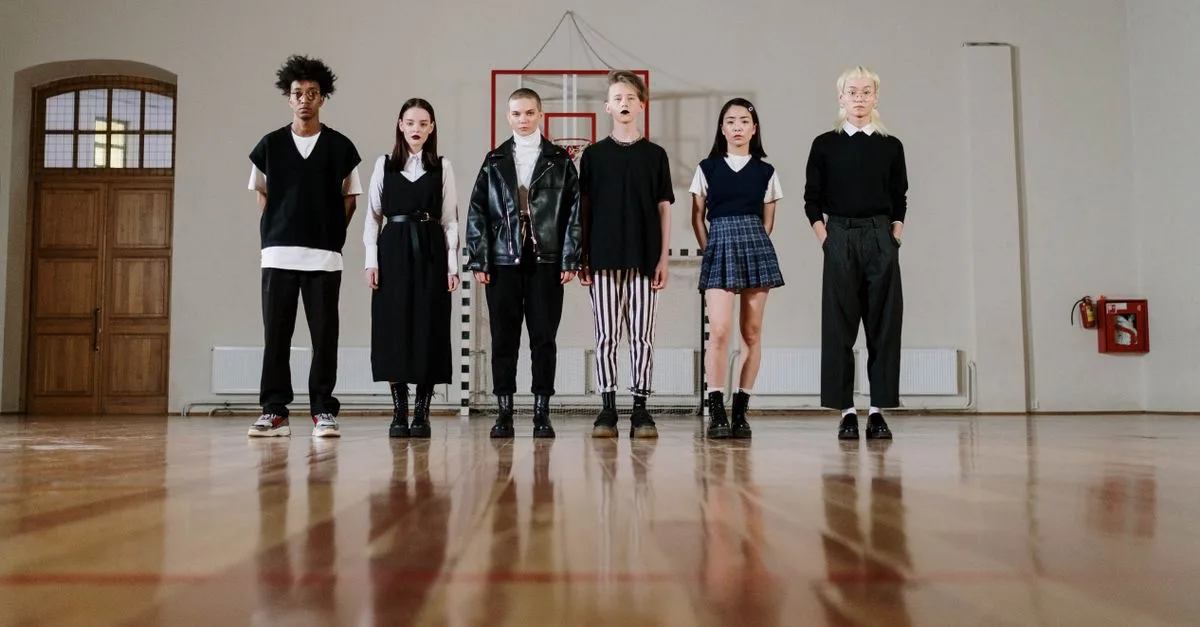découvrez comment assortir élégamment des chaussures avec une jupe plissée pour un look chic et tendance.