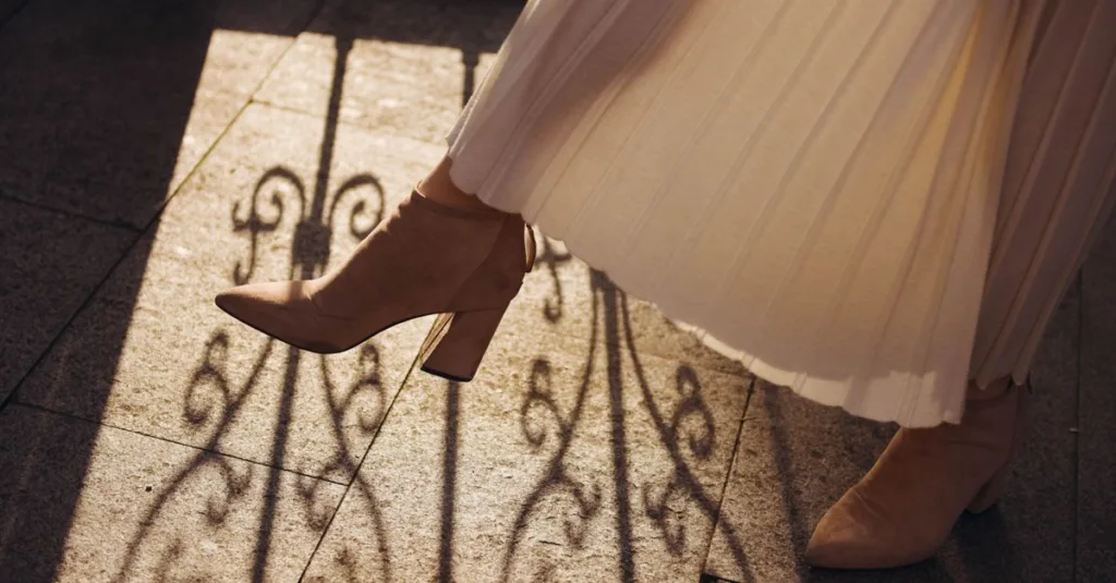 découvrez comment associer élégamment vos chaussures avec une jupe plissée pour un style chic et moderne.