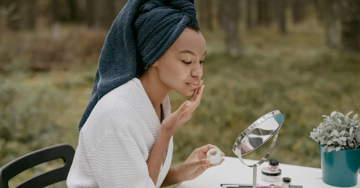 découvrez nos conseils et produits essentiels pour une peau éclatante et en bonne santé grâce à notre guide complet de soins de la peau.